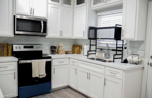Weslaco House | Modern 2-bed, 2-bath home with WiFi, Smart TVs, coffee, tea, and cereal included