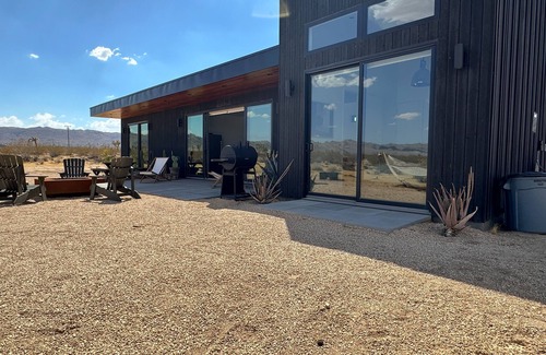 Joshua Tree House | Modern 2 Bed 2 bath House near downtown Joshua Tree! Stunning views