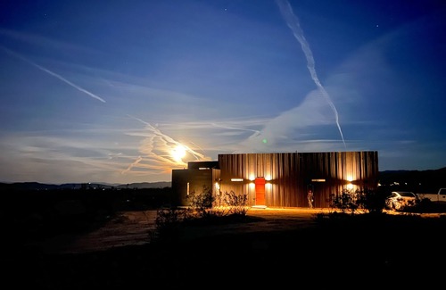 Joshua Tree House | Modern 2 Bed 2 bath House near downtown Joshua Tree! Stunning views