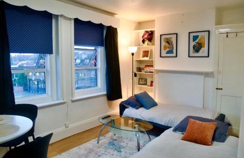 West Ham Apartment | Modern 2 Bed Apartment, 8min to Stratford Station, Sleeps 6