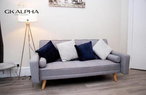 Reading Apartment | Modern 2-Bed Apartment with Wi-Fi & Parking Near Royal Berkshire Hospital & Reading Station
