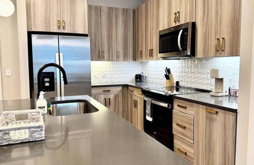 McNeil Apartment | Modern 2- Bed Apt Pool & Gym