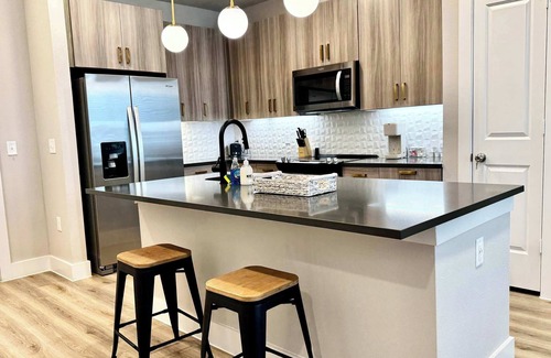 McNeil Apartment | Modern 2- Bed Apt Pool & Gym