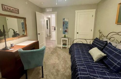 Bettendorf House | Modern 2 bed condo with office