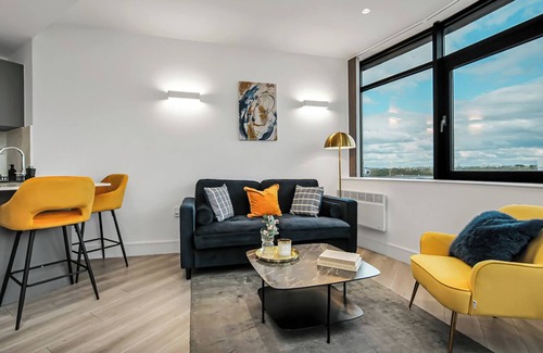 Syon Apartment | Modern 2-Bed Flat w Private Parking by Kew Gardens and 20 Min to Heathrow & City