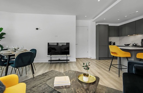 Syon Apartment | Modern 2-Bed Flat w Private Parking by Kew Gardens and 20 Min to Heathrow & City