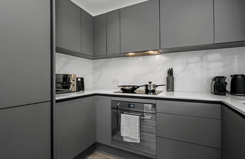 Syon Apartment | Modern 2-Bed Flat w Private Parking by Kew Gardens and 20 Min to Heathrow & City