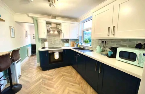 Southend-on-Sea House | Modern 2 Bedroom Apartment with Garden in Southend