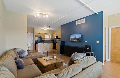 The Drag Condo | Modern 2 bedroom 2 bath condo near downtown and UT with free parking garage