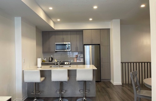 New Toronto House | Modern 2-Bedroom 3 Bath Townhome Near Lake & Downtown