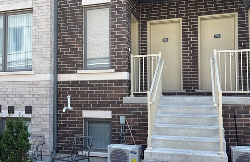 New Toronto House | Modern 2-Bedroom 3 Bath Townhome Near Lake & Downtown