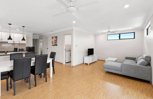 Mooroobool Apartment | Modern 2 Bedroom Apartment for Small Groups Cairns