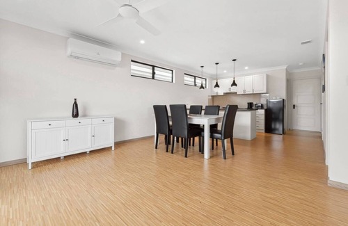 Mooroobool Apartment | Modern 2 Bedroom Apartment for Small Groups Cairns