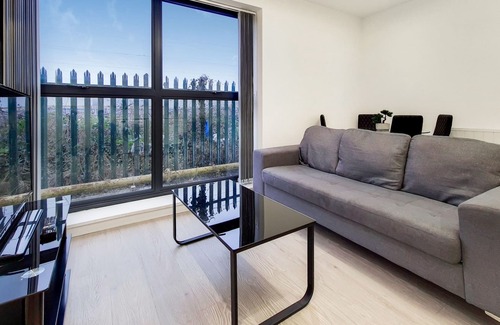 Slough Apartment | Modern 2 Bedroom Apartment with Parking, Slough