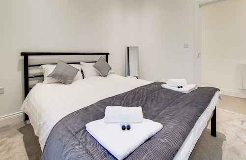 Slough Apartment | Modern 2 Bedroom Apartment with Parking, Slough