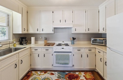 Macon Condo | Modern 2-bedroom condo in desirable North Macon. Close to many attractions!