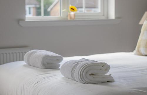 Airdrie House | Modern 2-Bedroom Home near Glasgow & Edinburgh