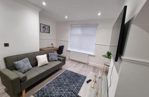 Alibon House | Modern 2 bedroom house in Greater London - Private Garden, Free Wifi and Parking