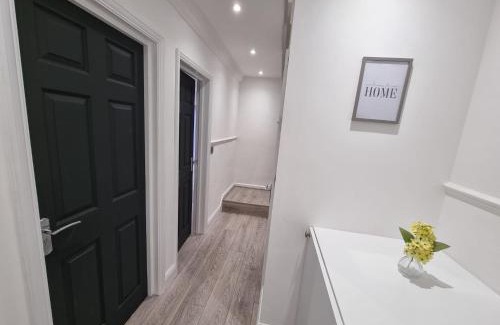 Alibon House | Modern 2 bedroom house in Greater London - Private Garden, Free Wifi and Parking