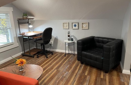 Manitowoc House | Modern 2 Bedroom House, Close to Lake Michigan