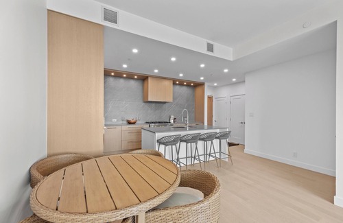 South Pandosy Apartment | Modern 2-Bedroom | The Caban w/Pool, Gym & Beach Access
