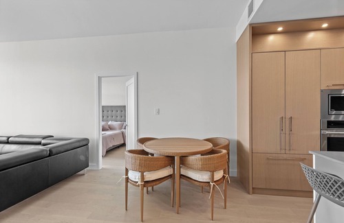 South Pandosy Apartment | Modern 2-Bedroom | The Caban w/Pool, Gym & Beach Access