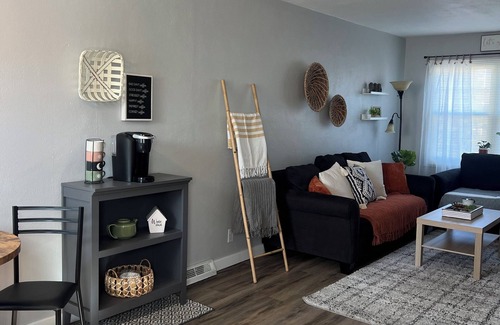 Quad Cities House | Modern 2-bedroom townhouse in charming Davenport with WiFi, AC.