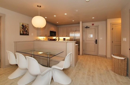 Salt Lake Mountain Resorts Condo | Modern 2 bedroom, 2 bath - Steam Shower in Master Bath, Smart TV