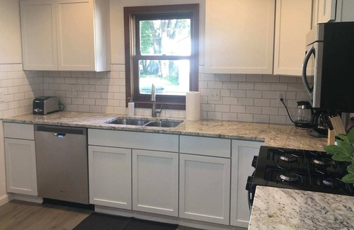 Des Moines Apartment | Modern 2 Bedroom with King near downtown w yard