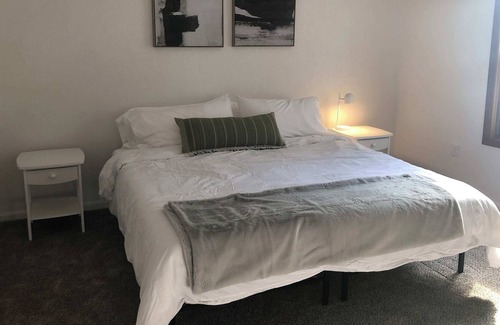 Des Moines Apartment | Modern 2 Bedroom with King near downtown w yard