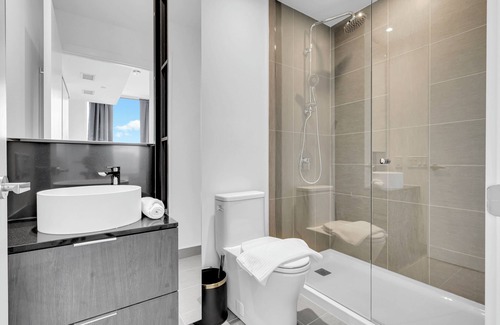 Port Credit Condo | Modern 2 bedrooms condo steps to port credit GO