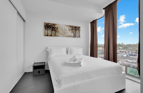 Port Credit Condo | Modern 2 bedrooms condo steps to port credit GO
