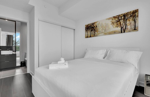 Port Credit Condo | Modern 2 bedrooms condo steps to port credit GO