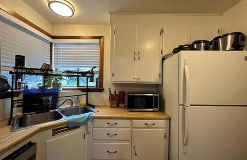 Pinehurst House | Modern 2 Bedrooms in Northgate, Close to Downtown