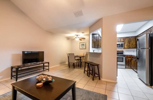 South Arlington House | Modern 2 BR near AT&T Stadium & Six Flags Sleeps 6