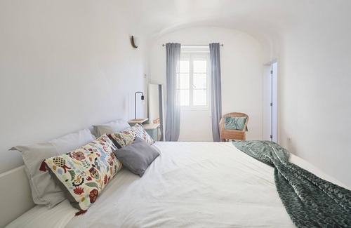 Evora House | Modern 2 BR Near Praça do Giraldo w/ balcony