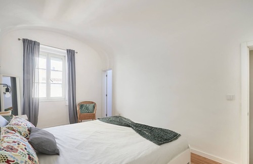 Evora House | Modern 2 BR Near Praça do Giraldo w/ balcony