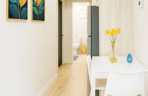 Sage Hill House | Modern 2 BR Walkout Suite | Private Backyard | Free Parking | Family Friendly