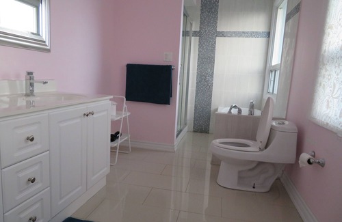 Bayview Woods - Steeles House | ★★★★★ ❤ MODERN ♚ 2 QUEEN BEDS ENSUITE With PARKING