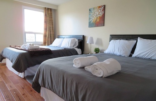 Bayview Woods - Steeles House | ★★★★★ ❤ MODERN ♚ 2 QUEEN BEDS ENSUITE With PARKING