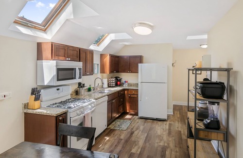Libertyville House | Modern 2-Story Convenient for Large Families