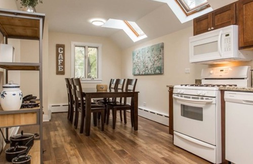 Libertyville House | Modern 2-Story Convenient for Large Families