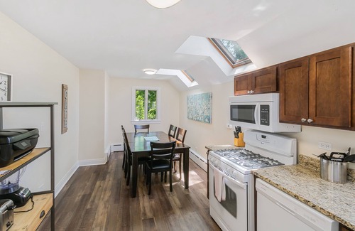Libertyville House | Modern 2-Story Convenient for Large Families