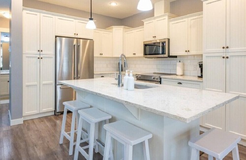 Okanagan-Similkameen House | Modern 2-Story Home with Golf Cart! ⛳🚘
