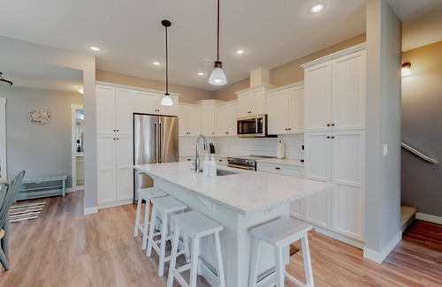 Okanagan-Similkameen House | Modern 2-Story Home with Golf Cart! ⛳🚘