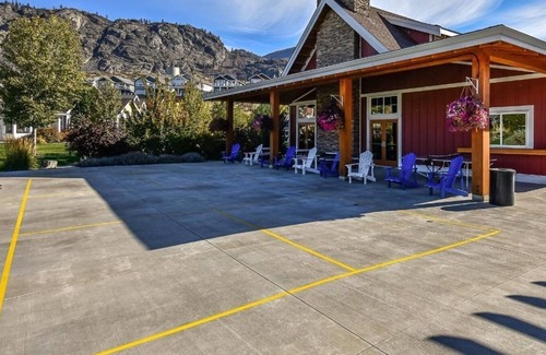 Okanagan-Similkameen House | Modern 2-Story Home with Golf Cart! ⛳🚘