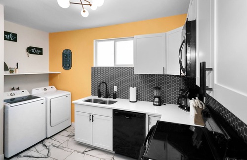 Southeast Omaha House | Modern 2B Home 5m to Downtown + Dog Friendly Yard