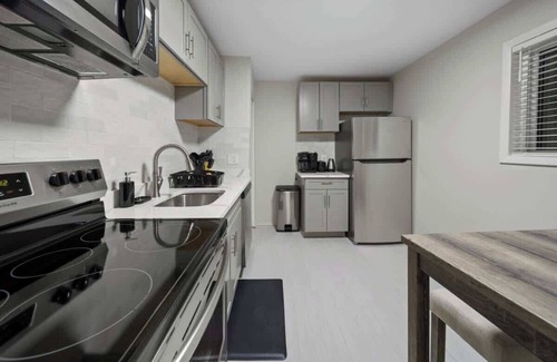 Hazel Park Apartment | Modern 2BD Apartment Near Royal Oak