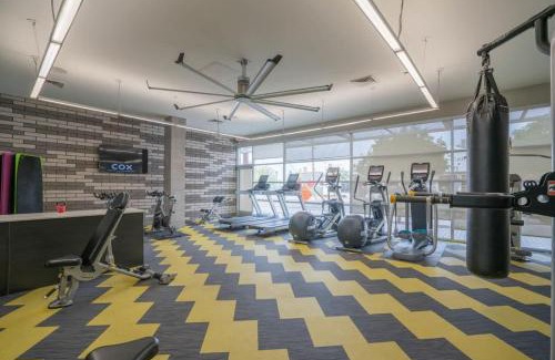 Evans Churchill Apartment | Modern 2BD DT - Balcony, Gym, W-D, Parking - Sleeps 8