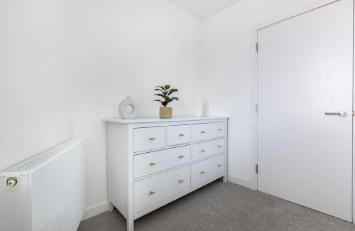 Lansbury Apartment | Modern 2BD Flat in Canary Wharf With City and River Views